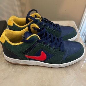 Nice Nike low top shoe